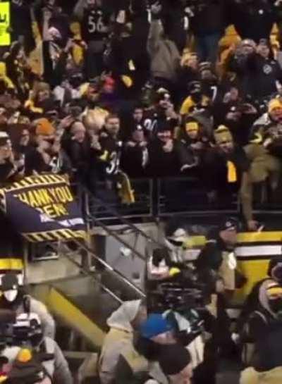 [Highlight] This guy doesn’t get a high-five from Big Ben