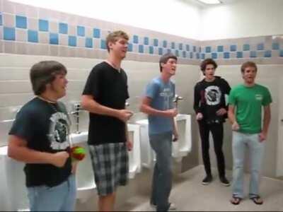 Los pibes cuando vamos juntos al baño