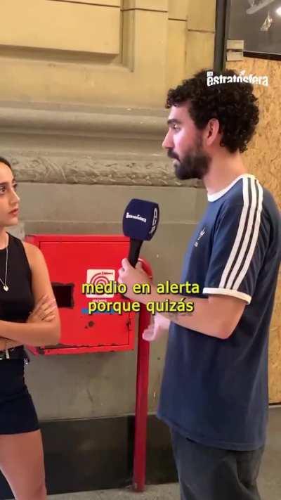 Periodista militante es domado por chica estudiante