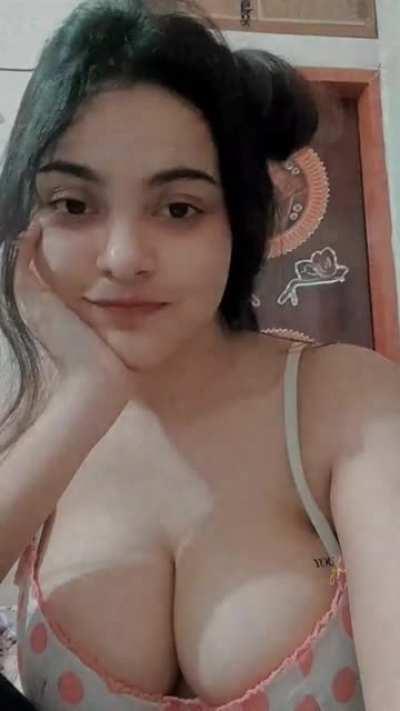 Who's she 🔥🥵🔥