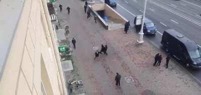 Минск, 26 октября 2020г. Девушка и группа мужчин в черном!