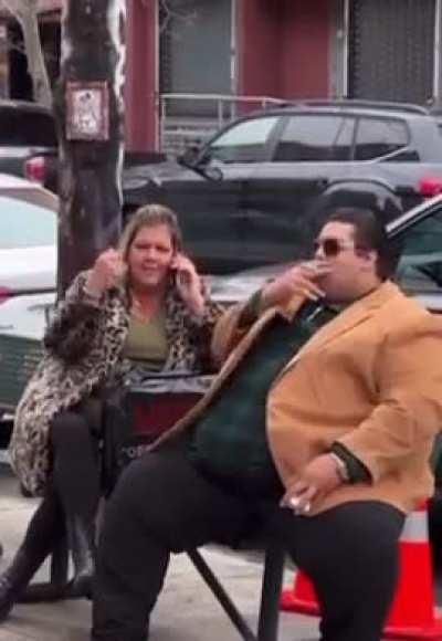 How are you doing today fellow landkings? Me and my landqueen decided to hang outside on this beautiful day.