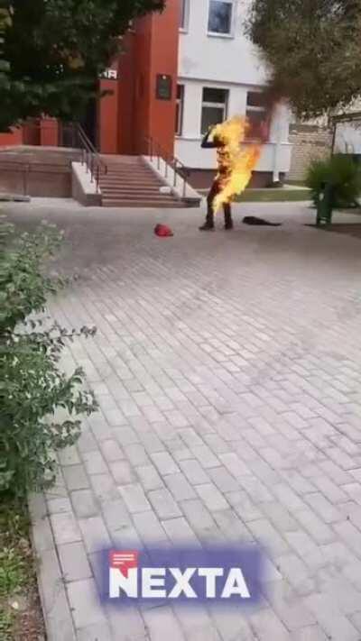 NSFW. Мужчына падпаліў сабе перад будынкам міліцыі ў Смалявічах у знак пратэсту супраць міліцэйскага гвалту (A man commits self-immolation in front of a police office as a protest against police brutality during protests)