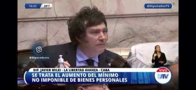 Javier Milei votando en contra de aumentar impuestos.