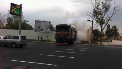 В Баку, Азербайджан, поезд пересекает 7-ми полосное шоссе. Без светофоров и вообще чего-либо.