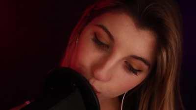 I'm addicted to jerking to FrivviFox