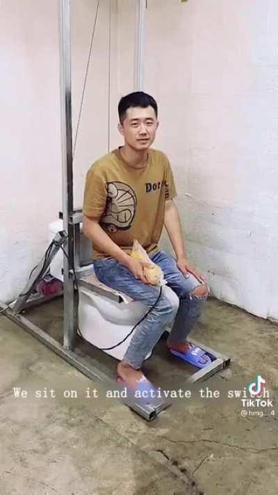 A genius invents a toilet that fixes the water splashing problem