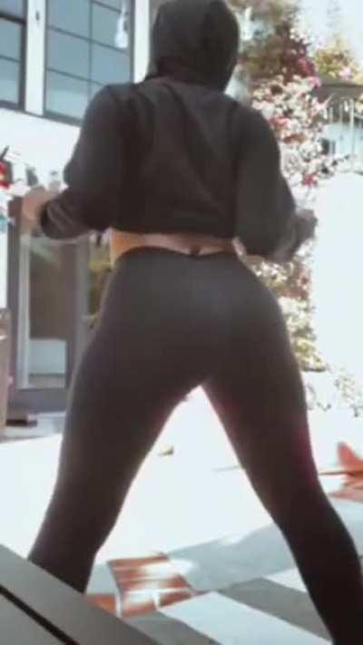 What a big Ass OMG 🍑🔥🤤