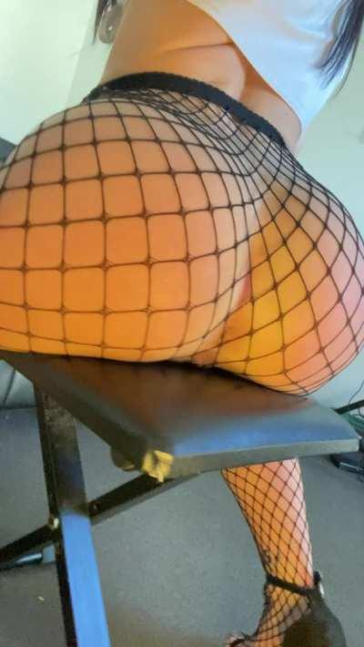 Do you like my ass in fish nets ?