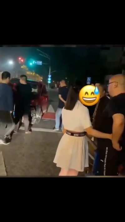 女子撞车想私聊，施展三十六计之女人计。