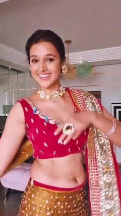 Astha Agarwal flaunting that beautiful navel