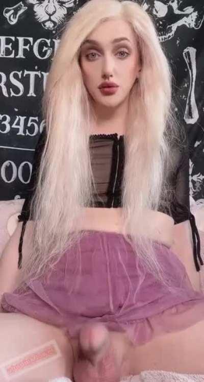 Don’t keep me waiting and hop on my lap