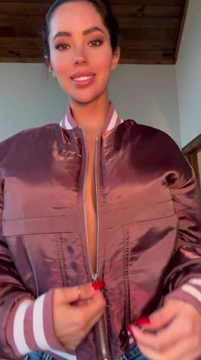 Looks can tease — but the real me? She’ll make you stay. Let’s get personal 😈 Link up top in the pinned post and down in the comments 💌