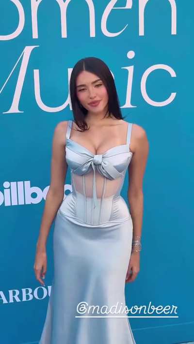 She really is a goddess!!😵‍💫😍😍