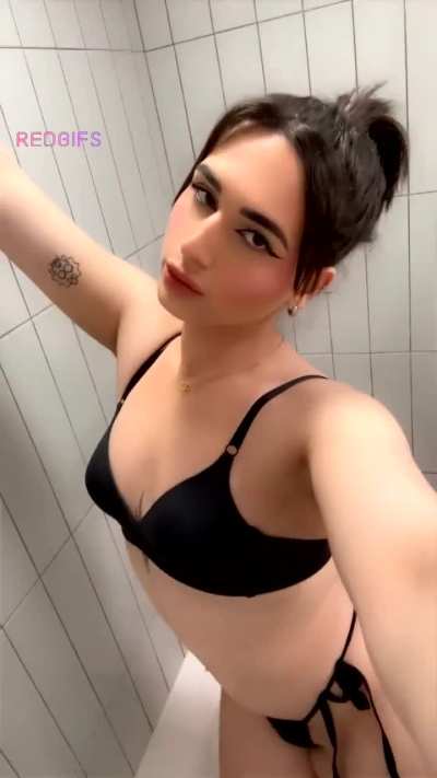 Would you let a trans girl give you a blowjob if she sent you a sexy voice message? 😏