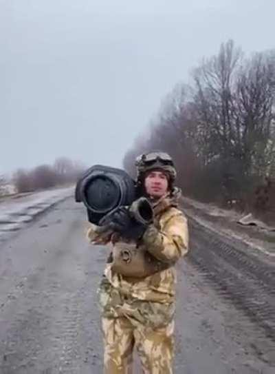 Ukrainian soldiers with NLAW warning Muscovites...