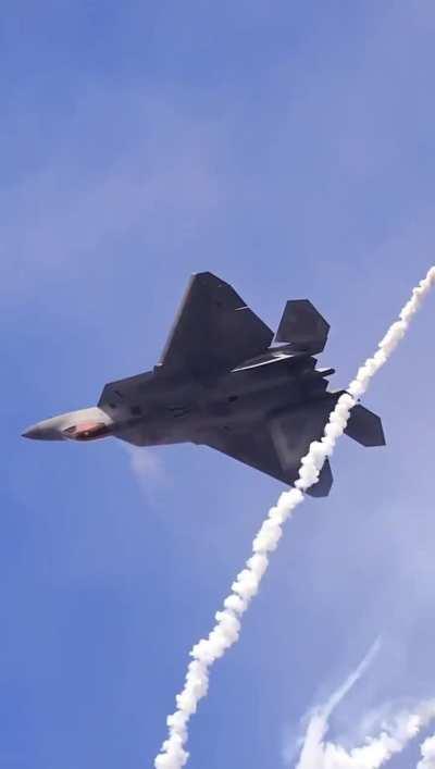Crazy that the F22s first flight was in 1997. This aircraft is a masterpiece.