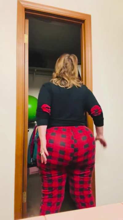 I just let out the loudest farts while having your face shoved into my Milf Ass and you didn’t even flinch. Good boy. Beg me to do it again. 💨 😈