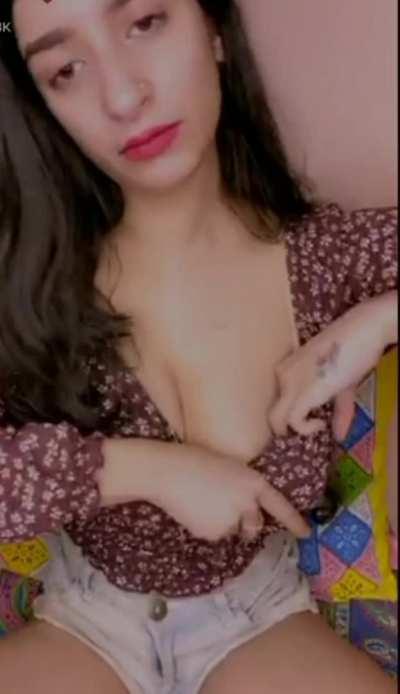Zara Bella Sapru's nip slip 😍🤤🍼