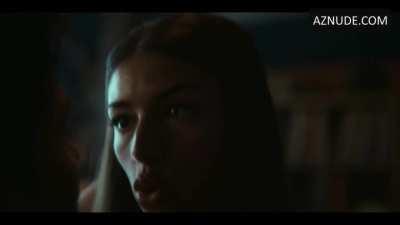 I wish Mimi Keene was topless in this scene so I can watch those titties bounce!