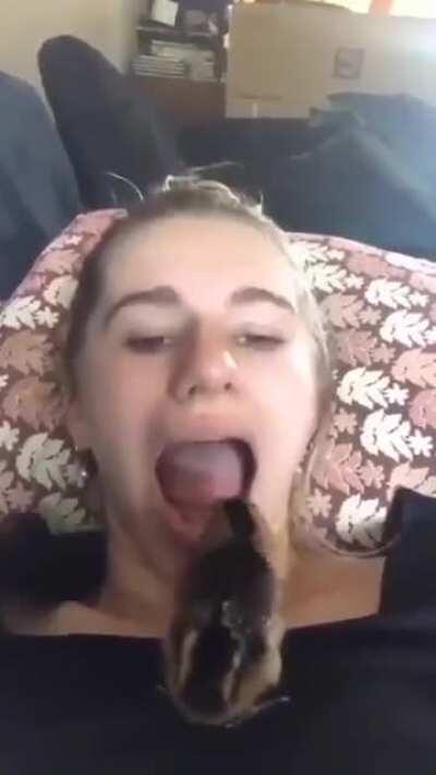 HuNgrY woMaN gEtS hEr ToNsiLs ChECkEd BY dR DuCK