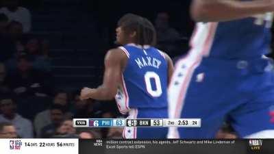 [Highlight] Tyrese Maxey recovers the ball mid-air and finishes his layup to give him 20 points at the half