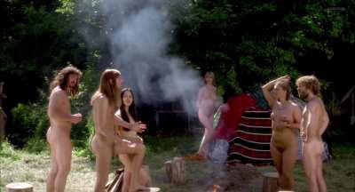 Group - Det store flip (DK1997) His parents moved into a commune.