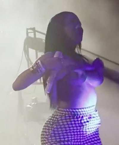 Nicki Minaj flashing