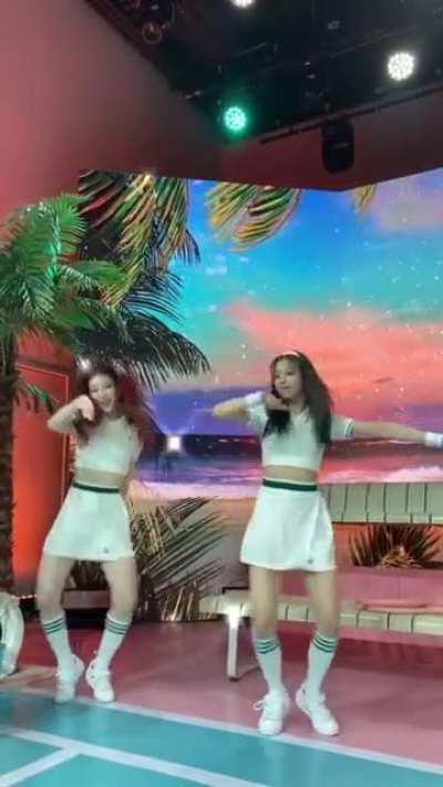 210528 ITZY TikTok Update - Chaeryeong and Yuna dancing to 