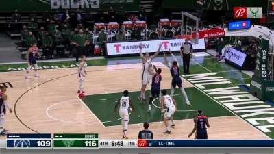 [Highlight] Daniel Gafford with an incredible offensive rebound and falling bounce pass assist to Gill