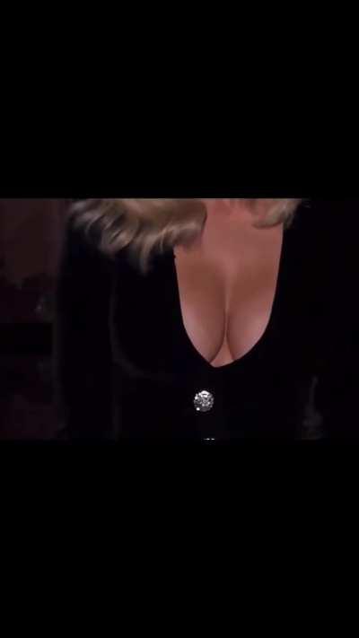 Nothing like seeing Brie and her iconically sexy black dress to kickstart the work week! 🖤