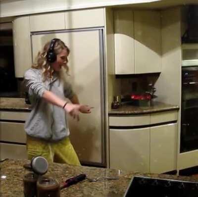 Some more braless Taylor bouncing around.