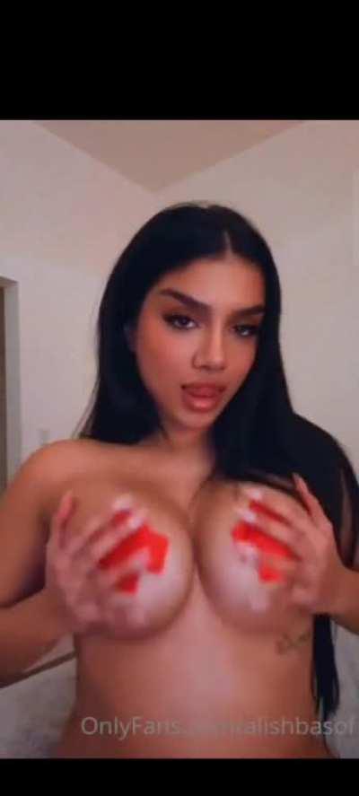 Alishba showing her assets to the world! How I wish I could pound her hard! ð¥ð¥ð¥