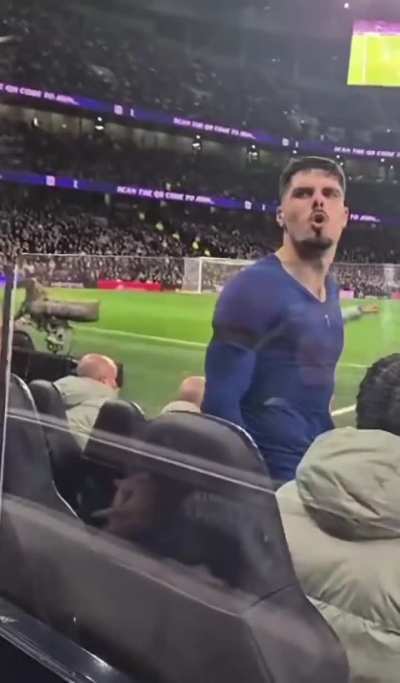 Neto working the crowd