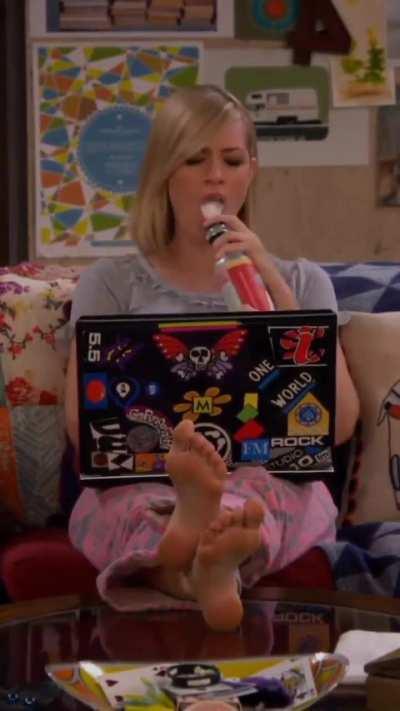 Classic scene from 2 Broke Girls 