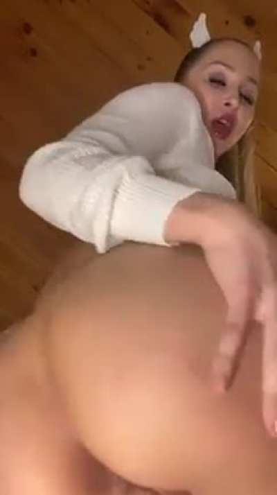 white blonde baddie with a thic juicy ass