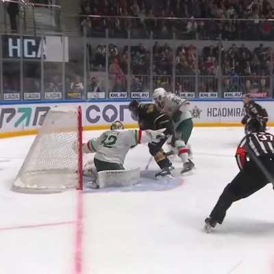 KHL ref goes above and beyond to make his call