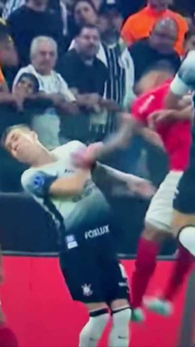 Teve isso aqui no jogo Corinthians x Bragantino. Nem a narração falou a respeito. O VAR muito menos