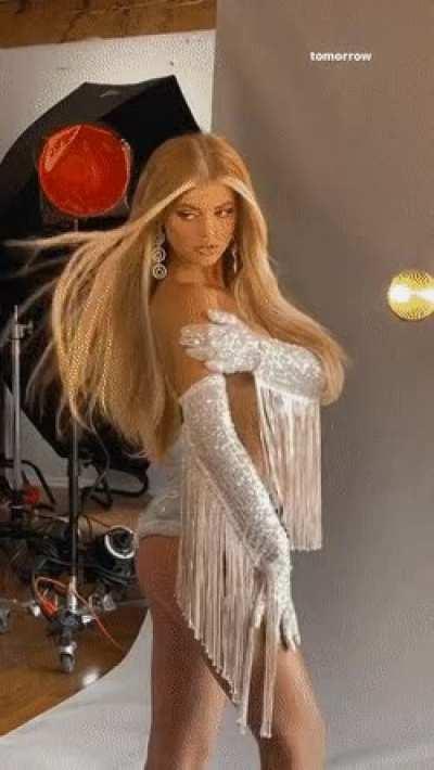 She really is out of this world 🌍 🤤