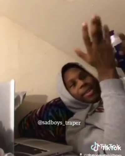 Alguém pfvr poderia me dizer o nome dessa moça saborosa? Estou fazendo umas pesquisas importantes.