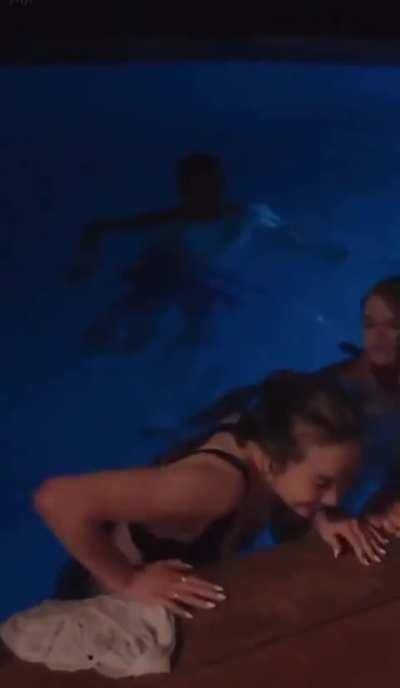 fanfan showing her ass