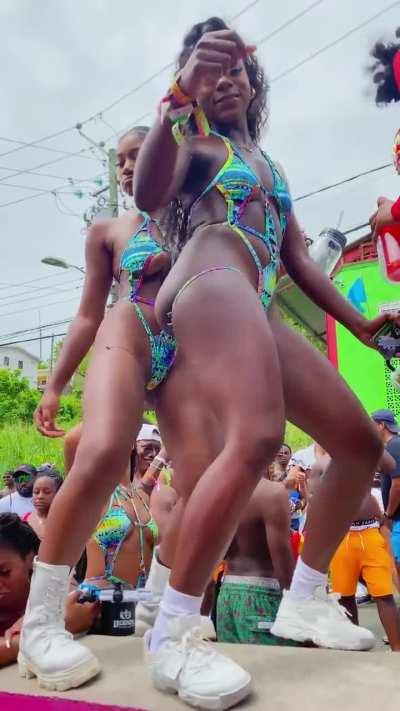 Pintou grande bumbum no carnaval de Trindade Tobago. 