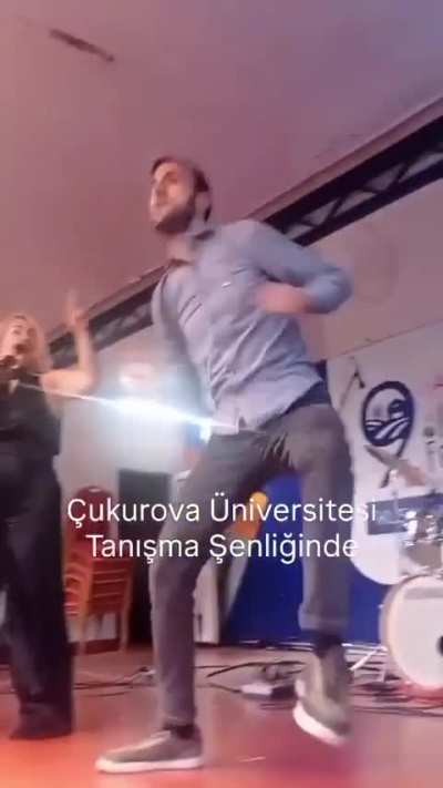 Lanet olsun, bu adam eğlenmeyi biliyor.