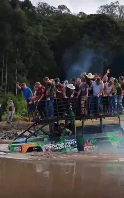 Too bad they choose that music... [Brazilian Russia AKA Paraná state]