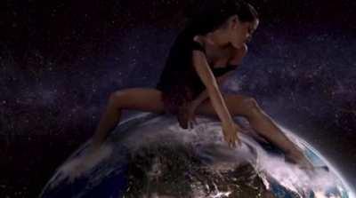 Ariana fingering the Earth, from God Is A Woman MV