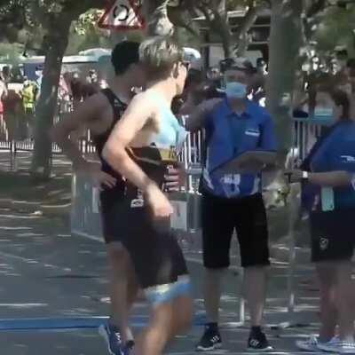 When Spanish triathlete Diego M&eacute;ntriga noticed that British triathlete James Teagle went the wrong way before finish line of Santander Triathlon,Mentriga waited for him so he could take what he says is his deserved 3rd place.&ldquo;He was in front of me the who