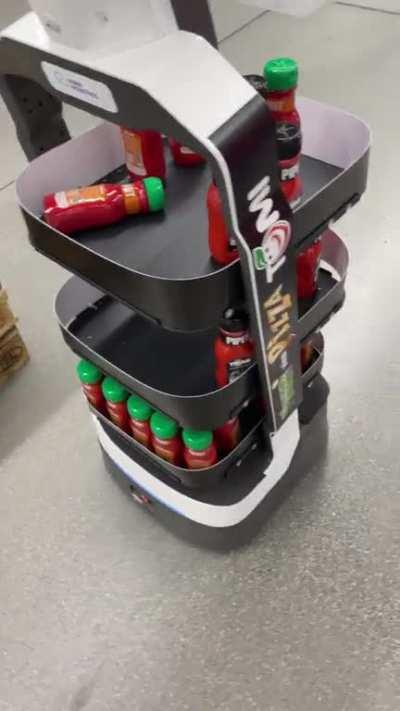 Robotelul Tomi din Auchan Titan