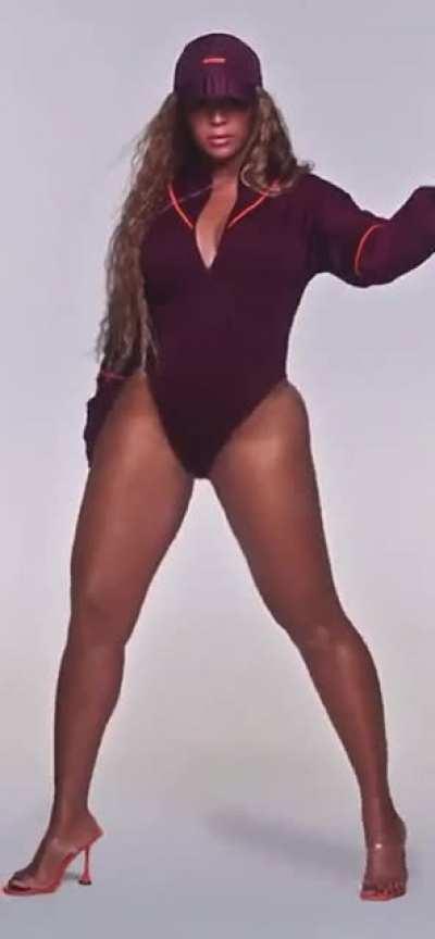 I love when she turns and reveals that thick booty and how it pokes out and jiggles😍