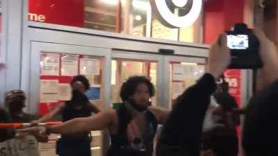 Protestors stop Looters in Brooklyn!