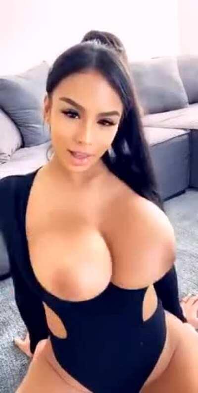 Who got the big Tits ❓